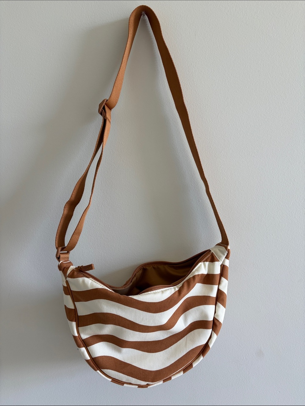 UNIQLO x Marimekko Wave Stripe Crossbody Bag - Picture 2 of 5